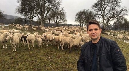 Christian Gottschlich mit Schafen im Hintergrund - Fleischerei Christian Gottschlich