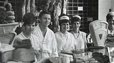 Vier Mitarbeiter hinter einer Fleischtheke - Fleischerei Christian Gottschlich