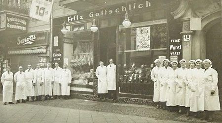 Alle Mitarbeiter der Fleischerei Christian Gottschlich stehen vor dem Laden