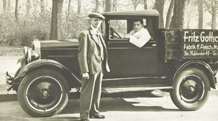 Zwei Männer mit einem Wagen - Fleischerei Christian Gottschlich