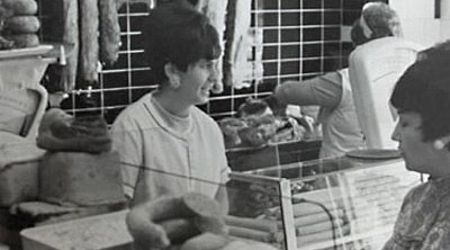 Eine Frau hinter der Fleischtheke, die die Kunden bedient - Fleischerei Christian Gottschlich