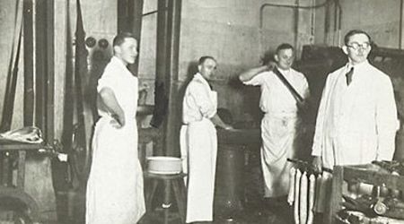 Vier Männer in der Produktion - Fleischerei Christian Gottschlich